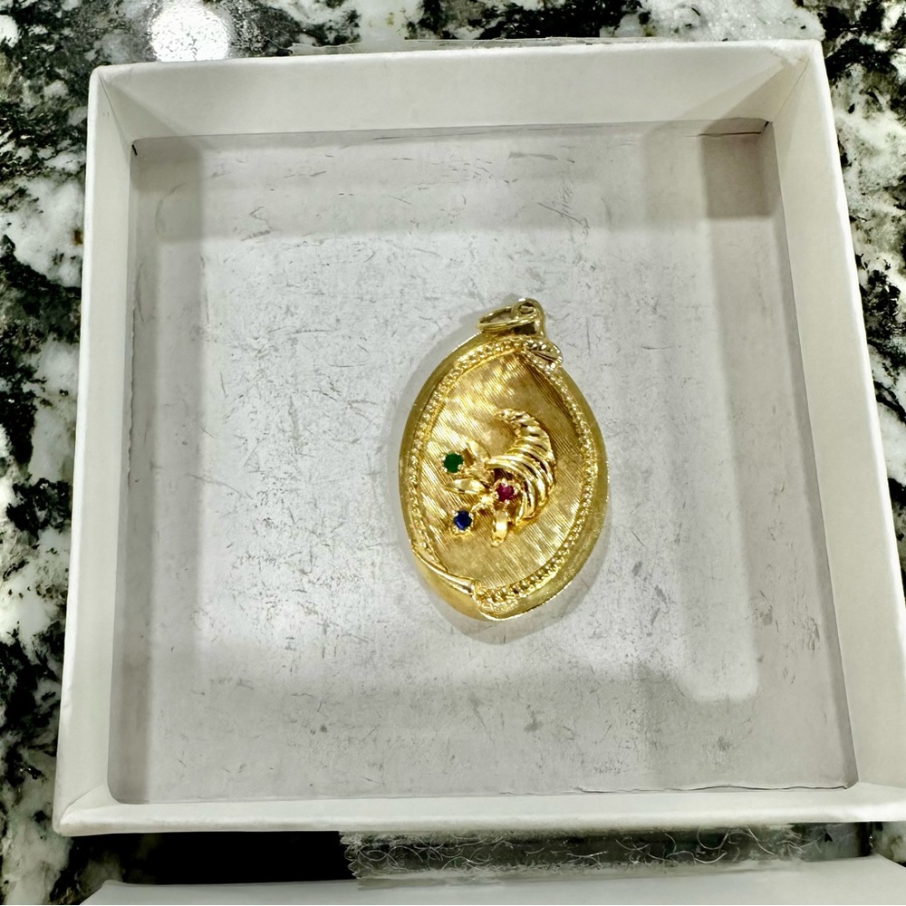 beautiful flower bouquet charms 14 kl gold weighs 6 grams